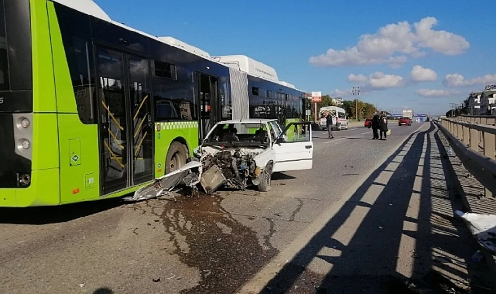 Otobüs ile otomobil çarpıştı: 1 kişi yaraladı