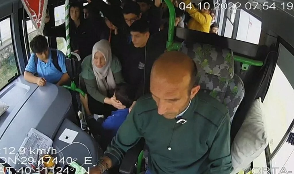 Otobüs şoföründen hayat kurtaran hareket...Otobüsü acile çekti