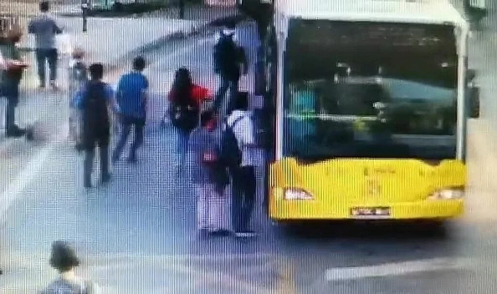 Otobüse binerken telefonu çalınan yolcunun o anları kamerada
