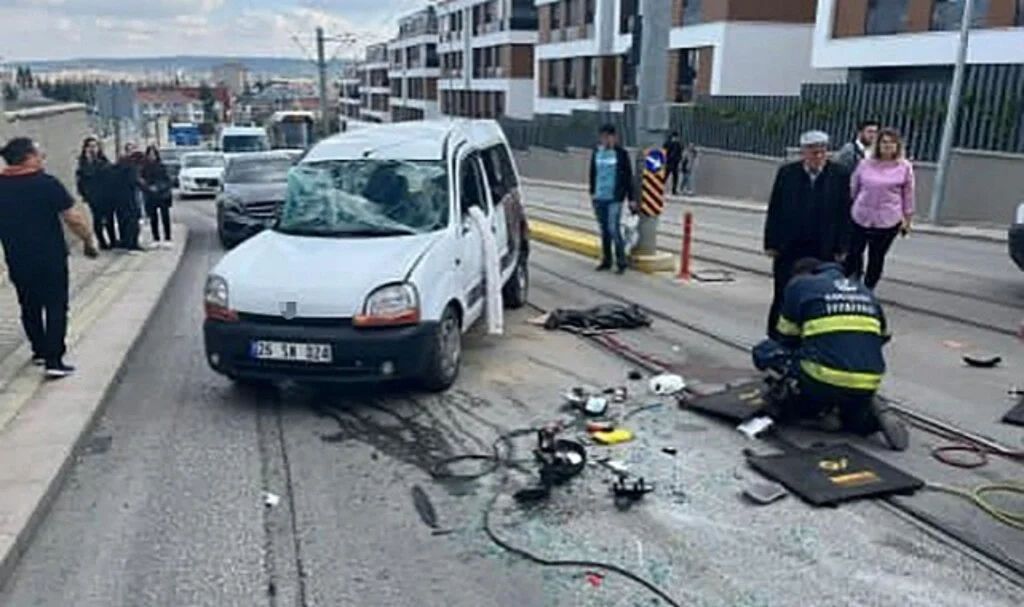 Otobüsle hafif ticari araç çarpıştı: 1 ölü, 2 yaralı