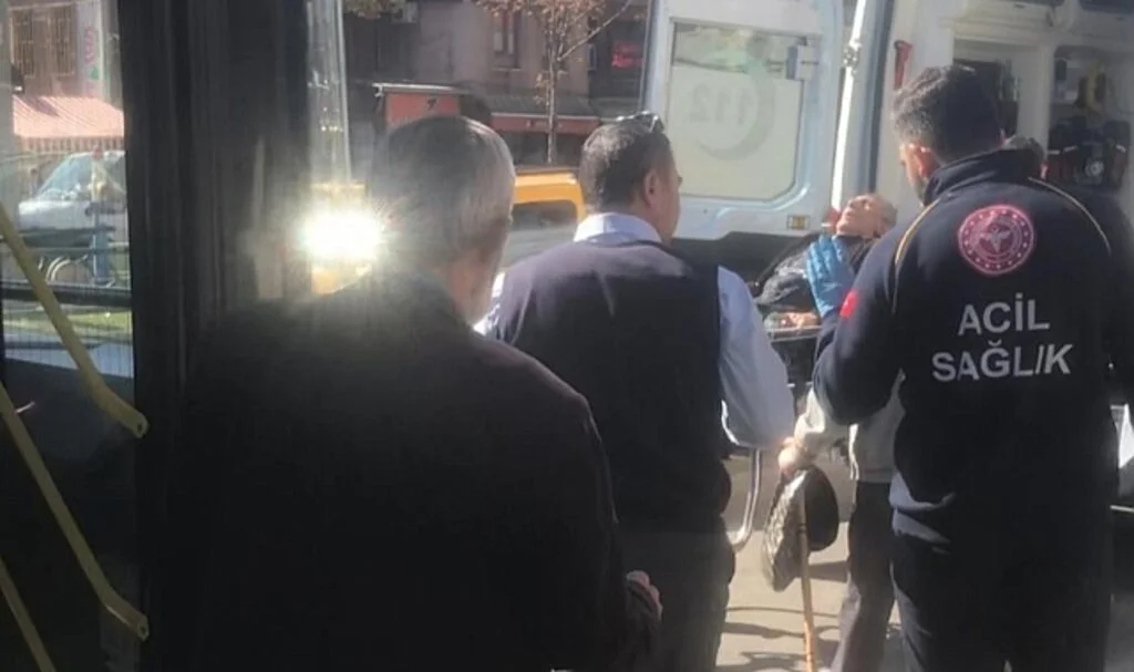 Otobüste rahatsızlanan yolcu ambulansla hastaneye kaldırıldı