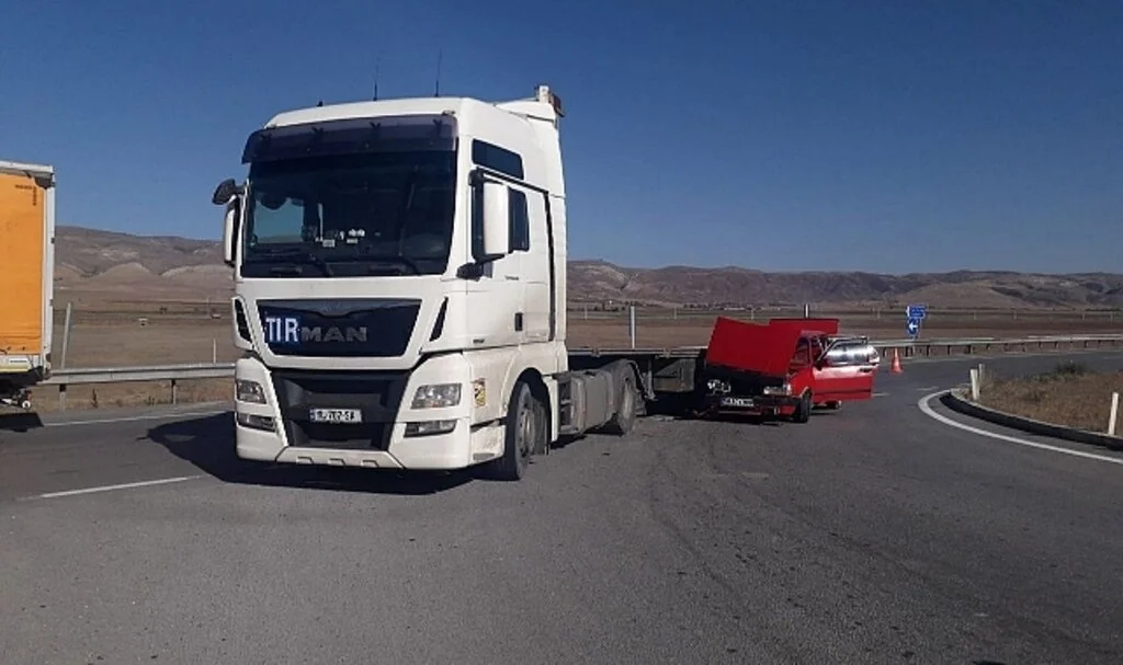 Otomobil ile tır çarpıştı: 1’i çocuk 3 yaralı