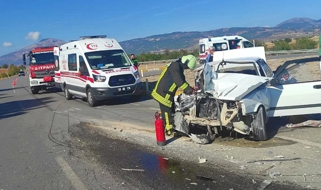 Otomobil ile traktör çarpıştı: 1'i ağır 5 kişi yaralandı