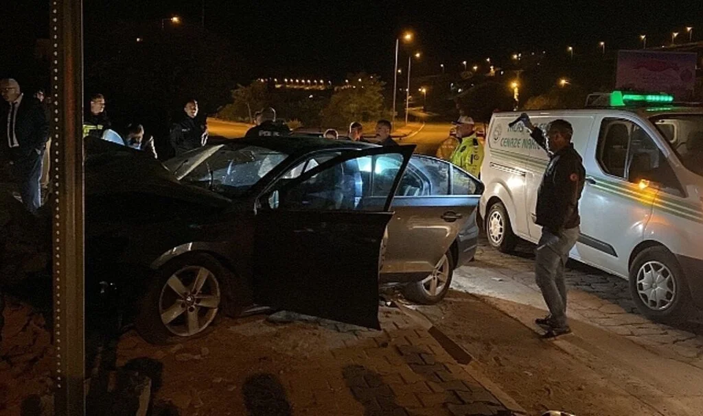 Otomobil istinat duvarına çarptı: 1 ölü, 3 yaralı