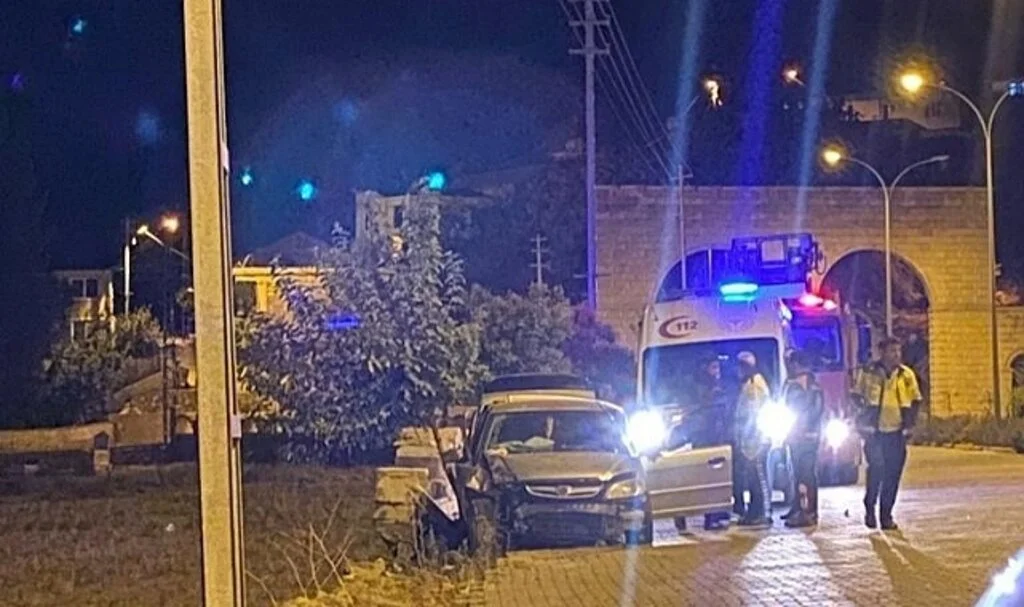 Otomobil istinat duvarına çarptı:2 yaralı