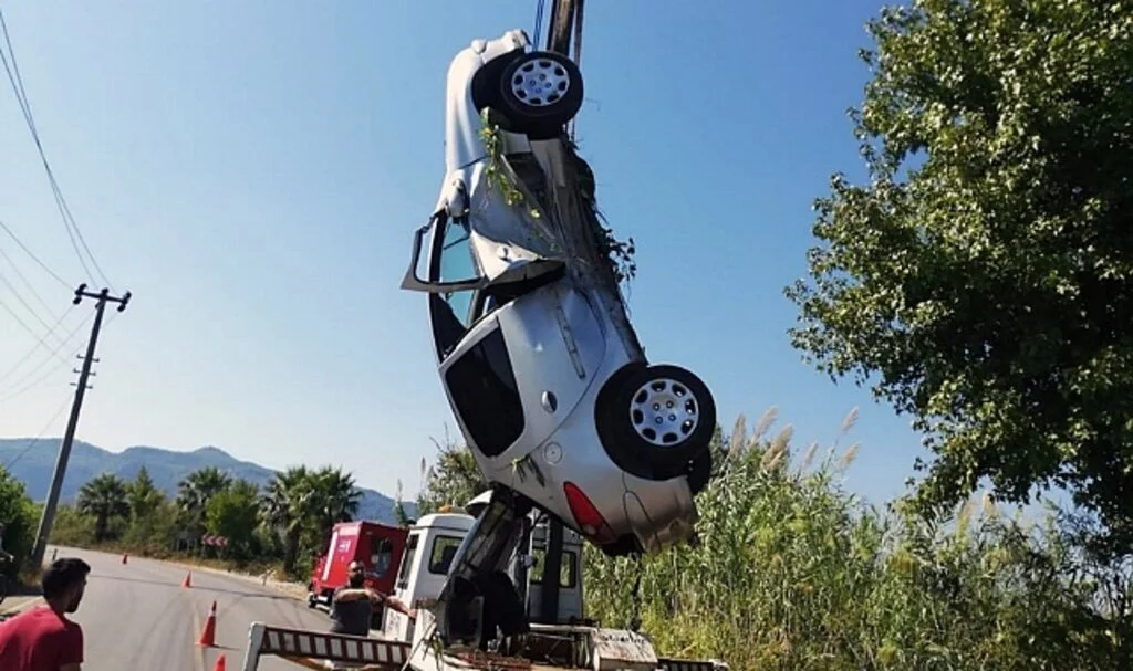 Otomobil sulama kanalına uçtu: 2 yaralı