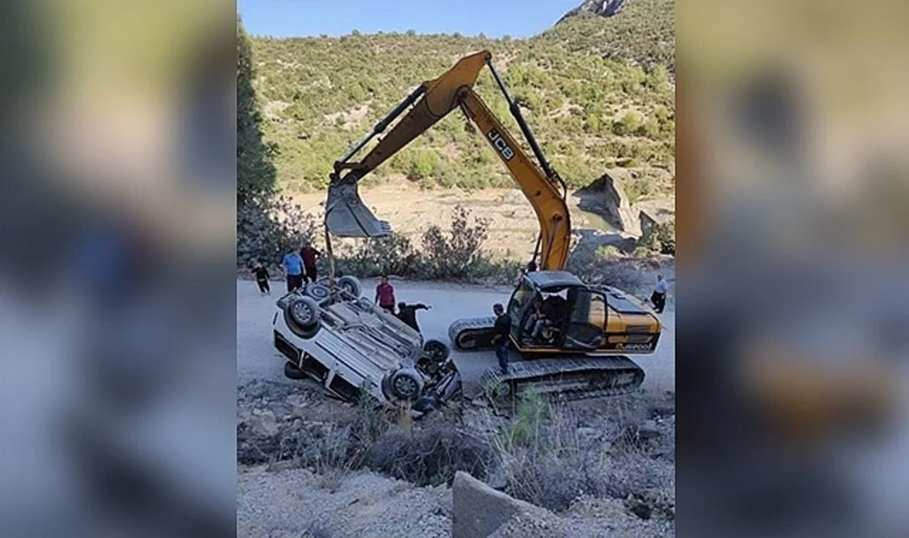 Otomobil uçtuğu şarampolden iş makinası ile çıkarıldı