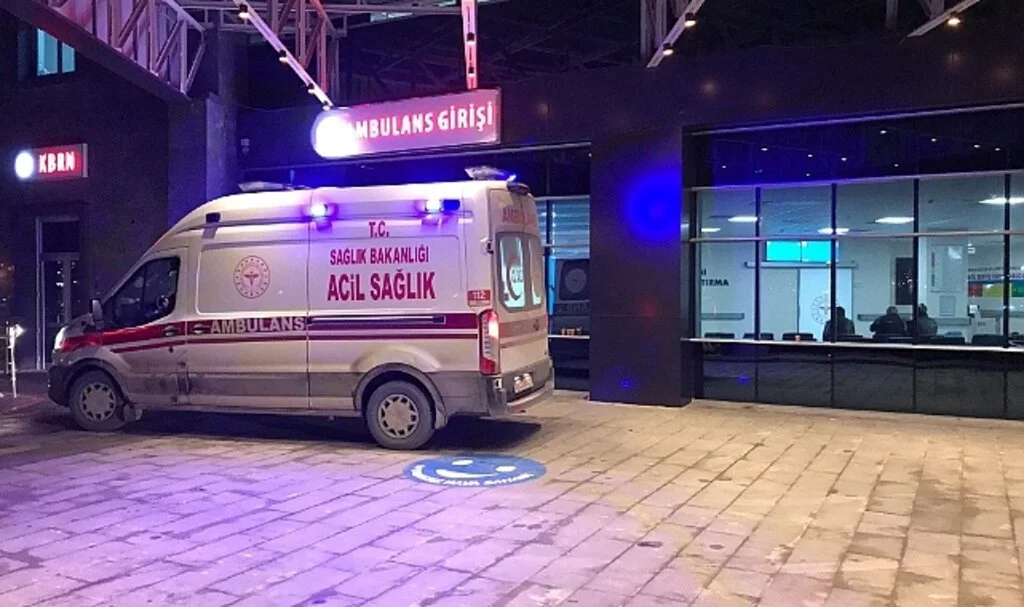 Otomobil ve minibüsün çarpıştığı kazada 3 kişi yaralandı