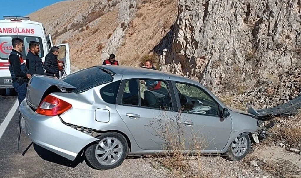 Otomobil yoldan çıktı: 2 yaralı