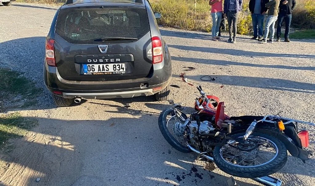 Otomobile çarpan motosiklet sürücüsü ağır yaralandı