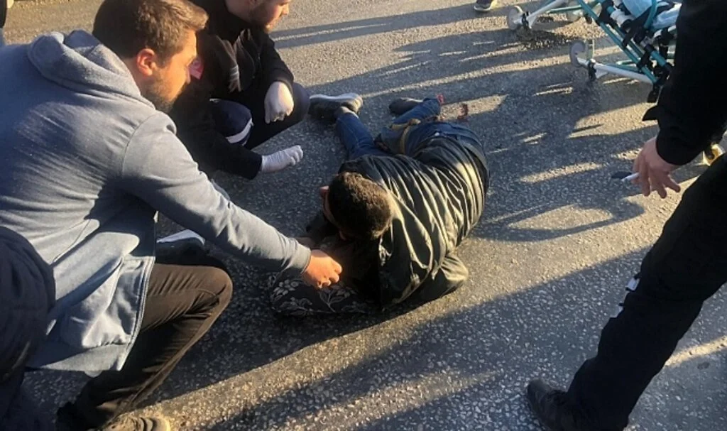 Otomobile çarpan motosiklet sürücüsünün bir ayağı parçalandı