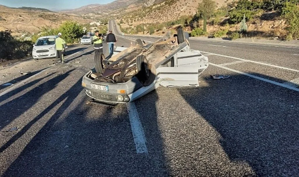 Otomobilin arkadan çarptığı araç takla attı: 2 yaralı