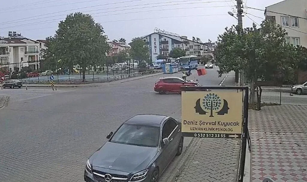 Otomobilin çarptığı motosiklet sürücüsü havada takla attı