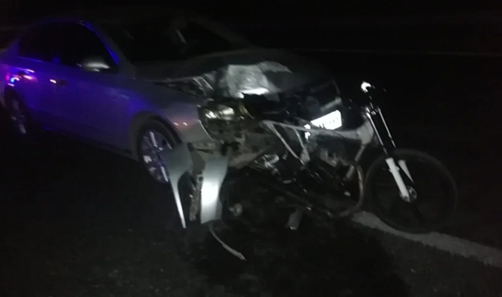 Otomobilin çarptığı motosikletli genç kurtarılamadı