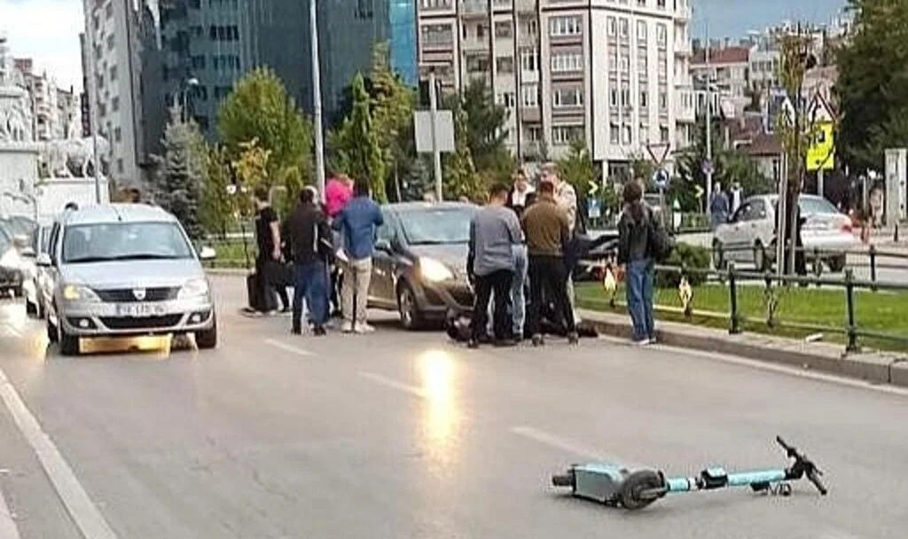 Otomobilin çarptığı scooterda bulunan 2 kişi yaralandı