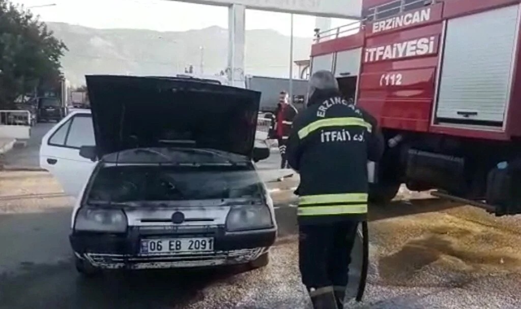 Otomobilin motorunda çıkan yangın kısa sürede söndürüldü