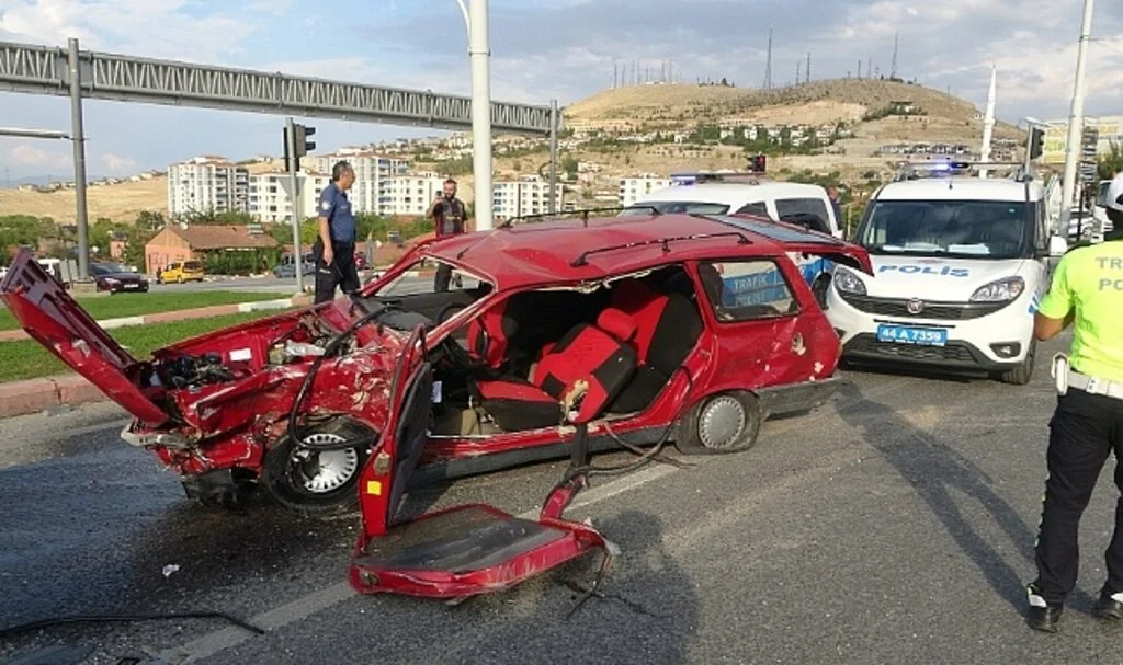 Otomobille çarpışan cip 40 metre sürüklendi: 3 yaralı