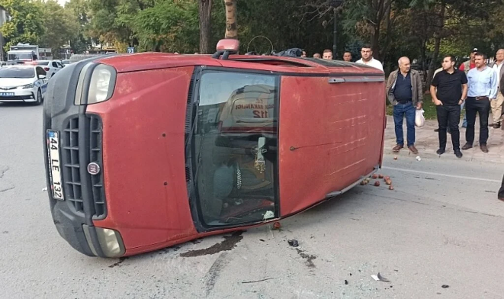 Otomobille çarpışan hafif ticari araç devrildi: 1 yaralı