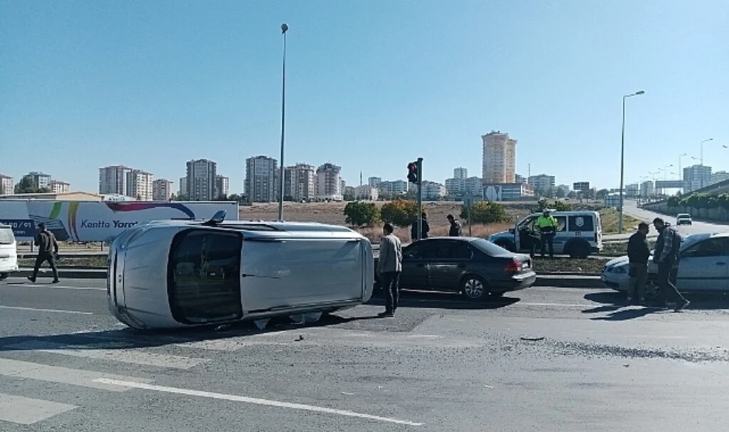 Otomobille çarpışan hafif ticari araç yan yattı: 1 yaralı