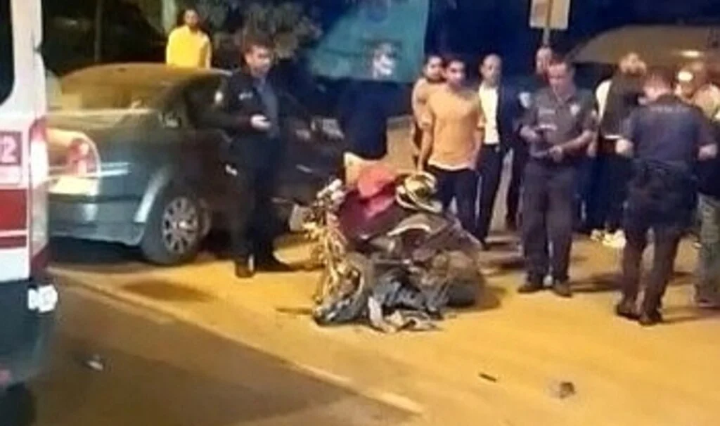 Otomobille çarpışan motosikletli kurye ağır yaralandı