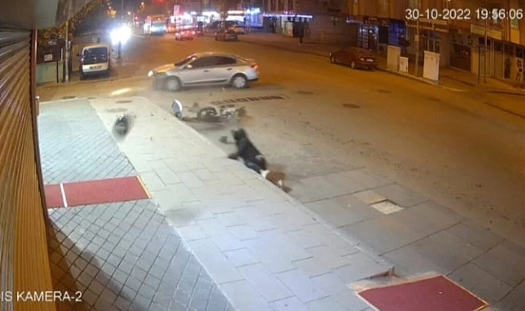 Otomobille çarpışan motosikletli metrelerce savruldu: O anlar kamerada