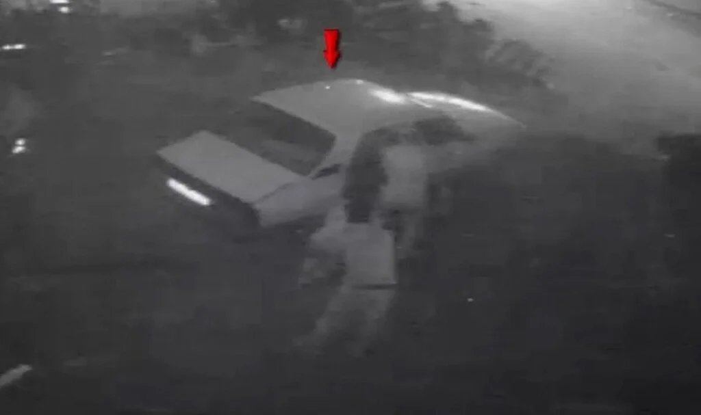 Otomobille geldikleri iş yerlerinde hırsızlık yaptılar