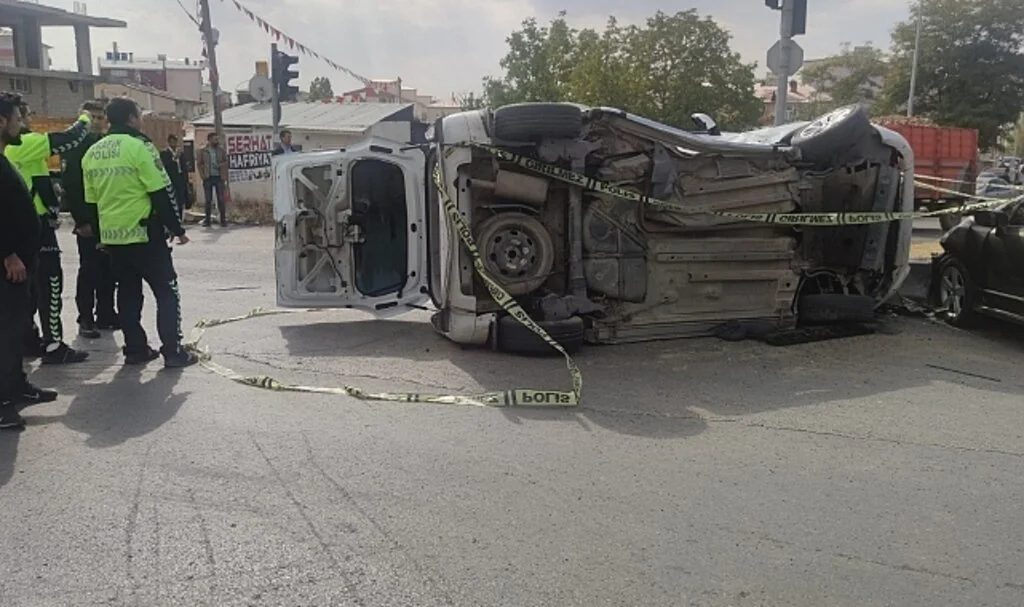 Otomobille kamyonet çarpıştı: 8 yaralı