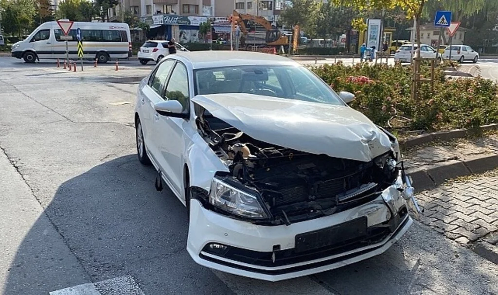 Otomobiller çarpıştı: 2 yaralı