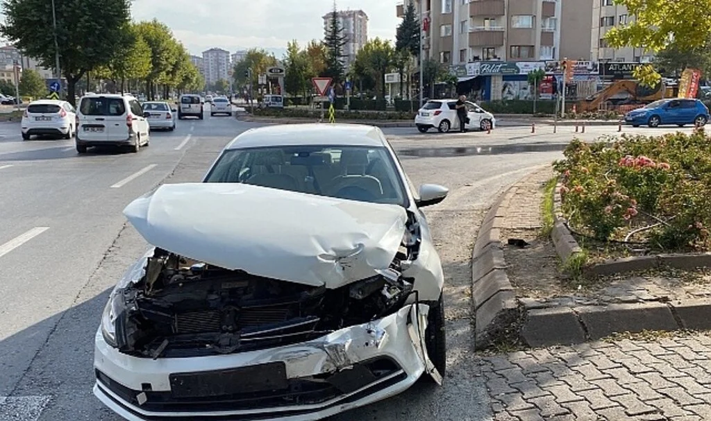 Otomobiller çarpıştı: 2 yaralı