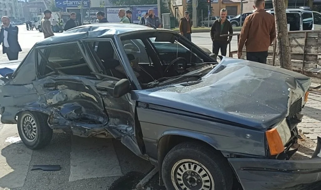 Otomobiller kavşakta çarpıştı: 3 yaralı