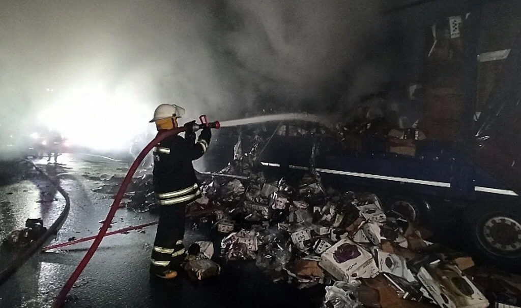 Otoyolda küçük ev aletleri taşıyan tır alev alev yandı