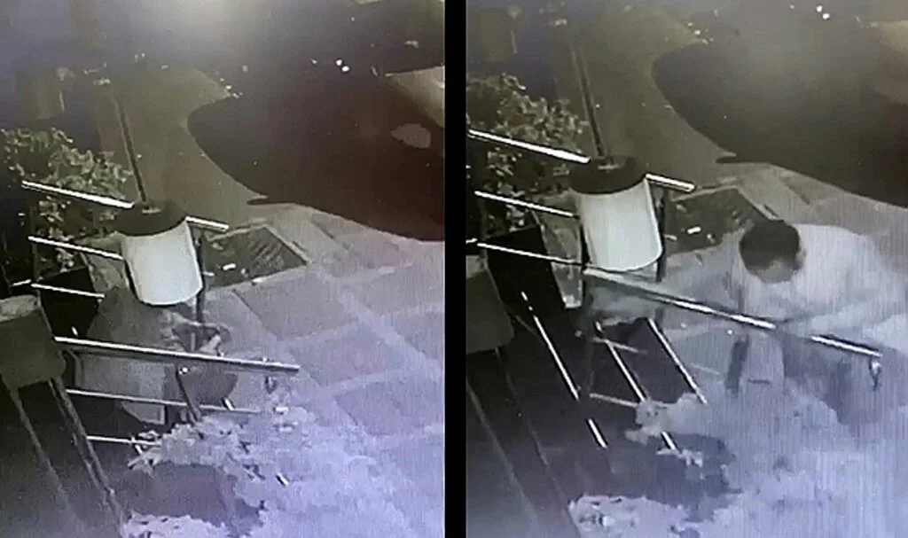 Oturduğu merdivende önce elma yedi, sonra merdiven korkuluğunu çaldı