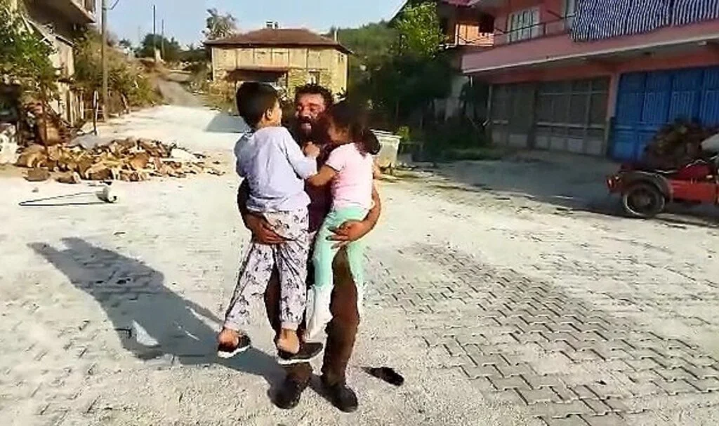 Öz anneleri tarafından kaçırılan çocuklar babalarına kavuştu