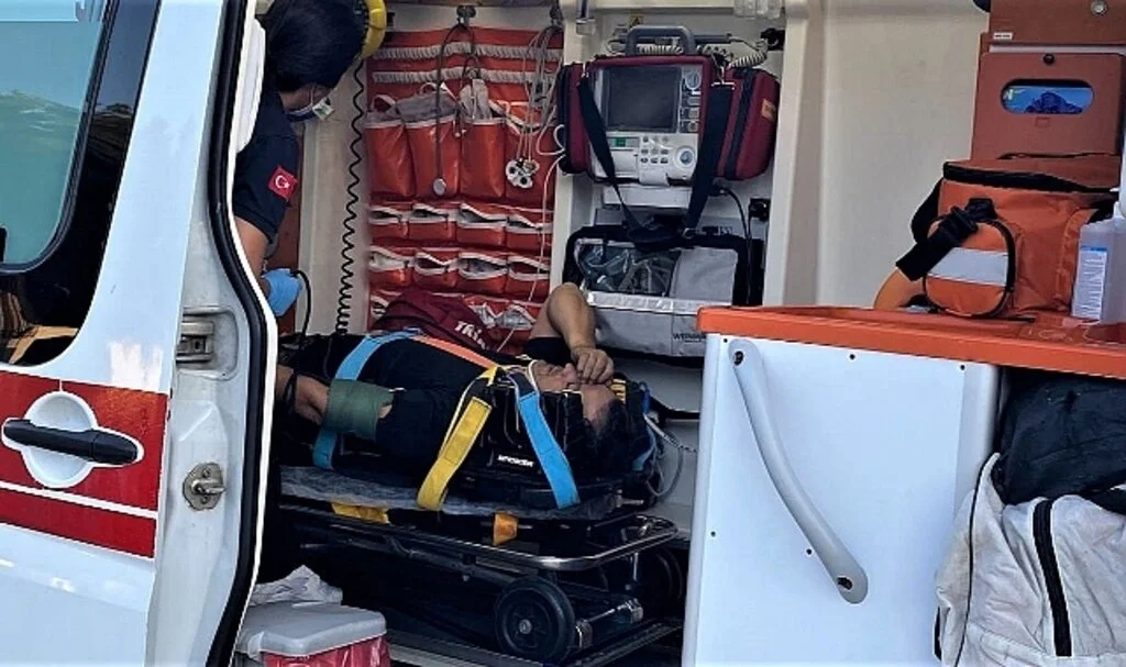 Paramotor ile inşaat alanına düsen polis memuru ve kızı ölümden döndü