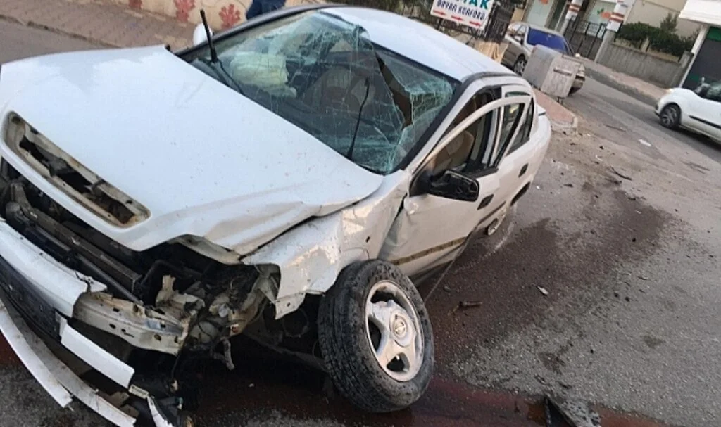 Park duvarına çarpan otomobilin sürücüsü yaralandı