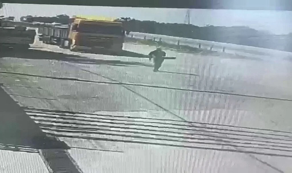 Park ettiği tırın freni boşaldı, altında kalarak öldü