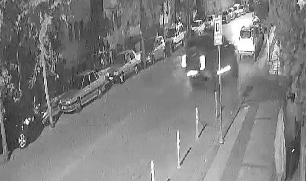 Park halindeki araçlara çarpıp kaçtı