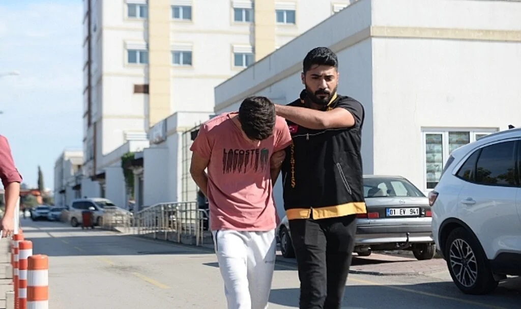 Parkta tartışan kuzenler, kendilerini uyaran genci bıçakladı