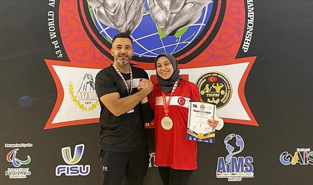 Parmağı kırılan milli sporcu Dünya Bilek Güreşi Şampiyonası'nda altın madalyayı kaçırdı