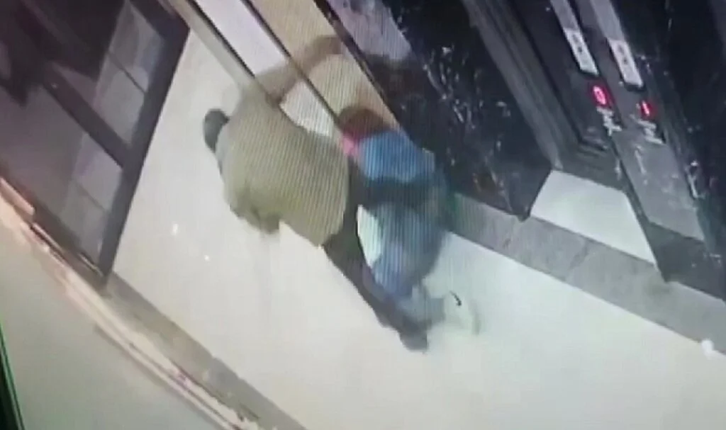 Pendik’te baygınlık geçiren kadına tekme ve yumruklarla saldırı kamerada