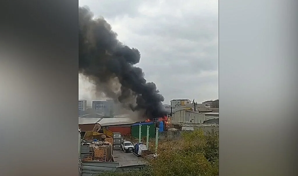 Pendik’te geri dönüşüm fabrikasında korkutan yangın