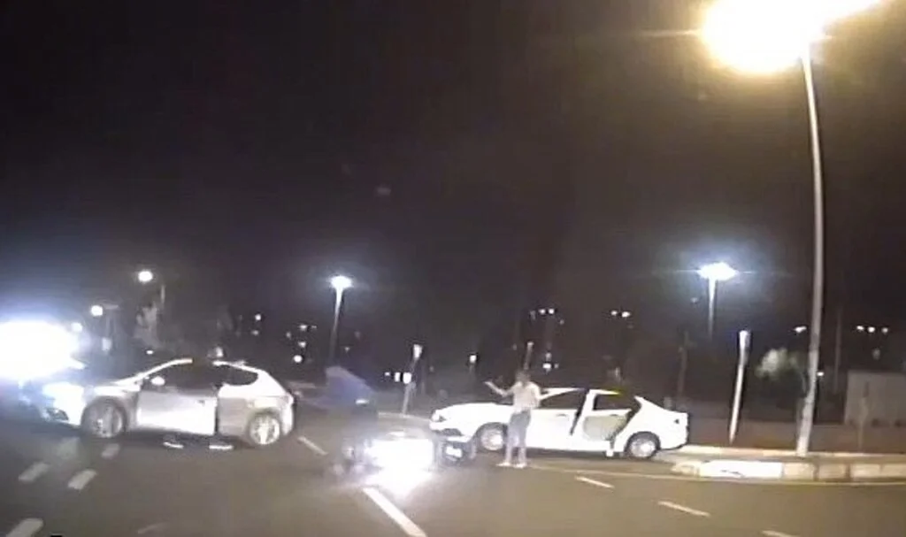 Pendik’te kaza yapan sürücüler yol ortasında tartıştı