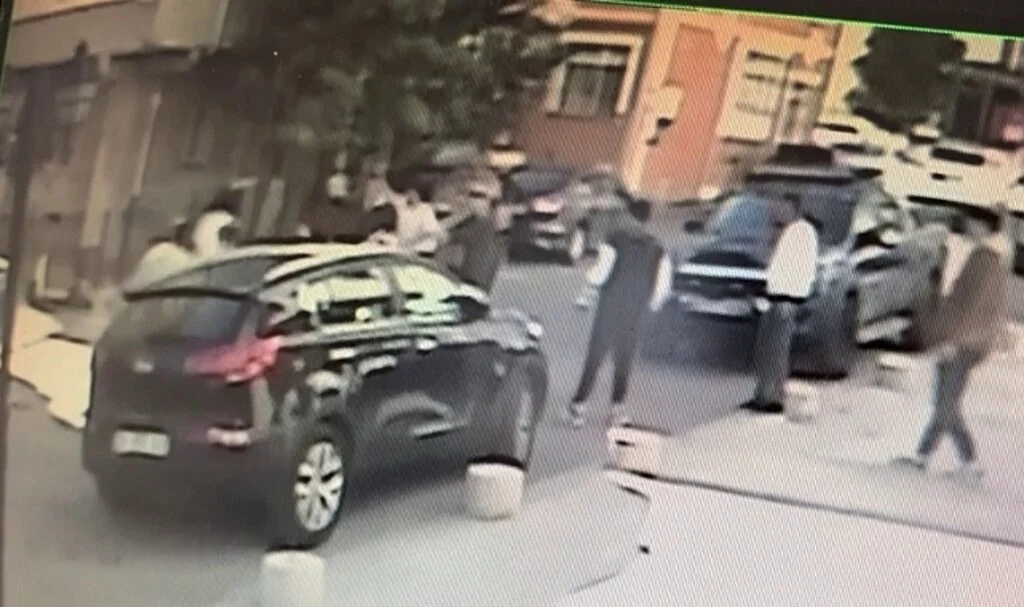Pendik’te sokak ortasında bıçaklı dehşet: 1 ölü, 2 yaralı