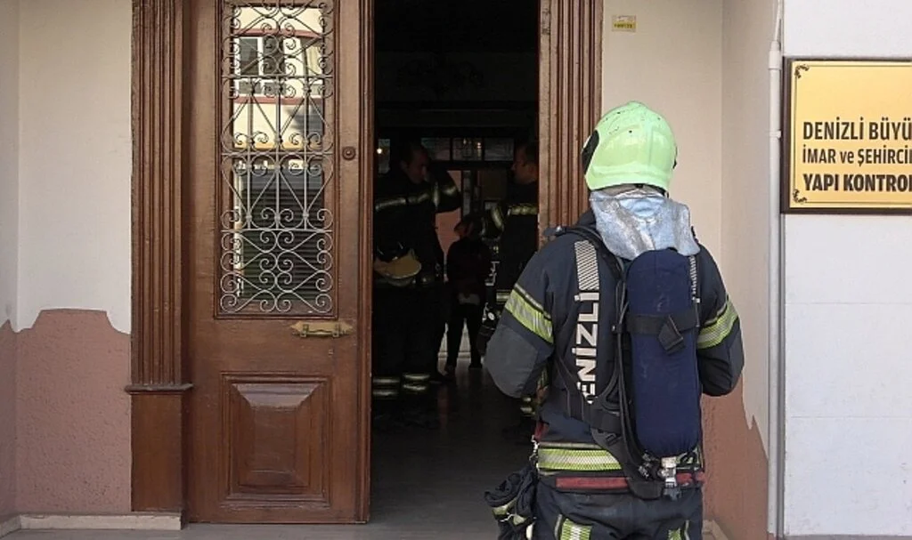  Perukla geri dönüp 2 kadın belediye personelini asitle yaraladı