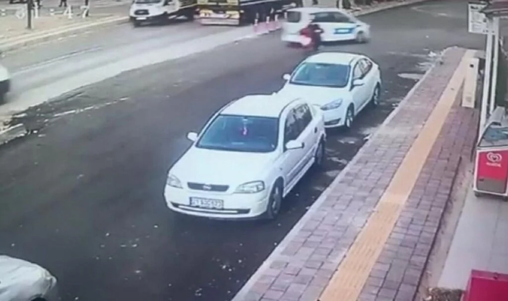 Polis aracına çarpan motorlu kurye ağır yaralandı