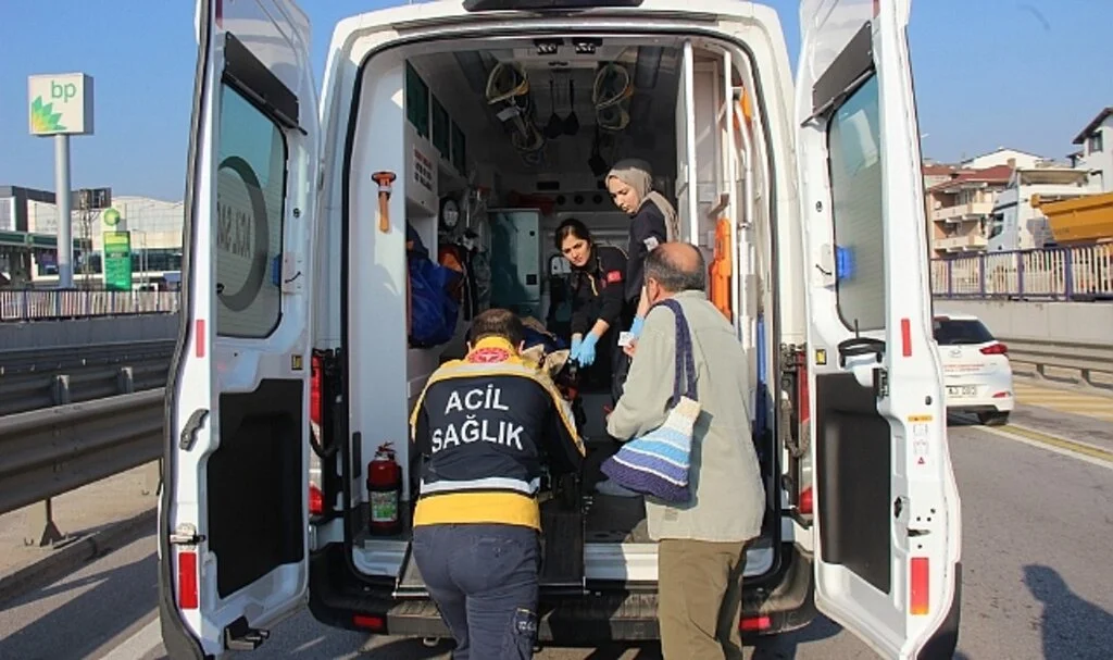 Polis ekip otosu zincirleme kazaya karıştı: 3 yaralı