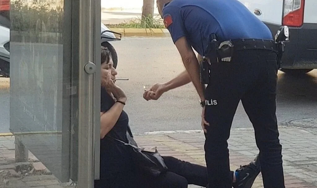 Polisin elindeki bıçağı alıp sakinleştirdiği kadın, çantasından ikinci bıçağı çıkardı