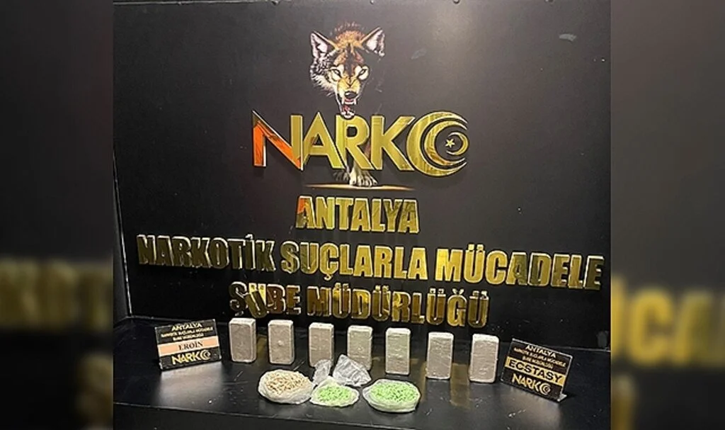 Polisin eş zamanlı operasyonunda 3,5 kilo eroin ile 2 bin 200 ecstasy hap ele geçirildi