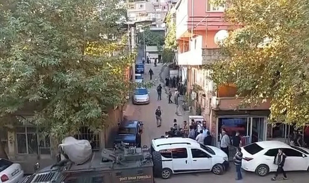 Polisleri yaralayan şüphelileri darp edilmekten yine polis kurtardı