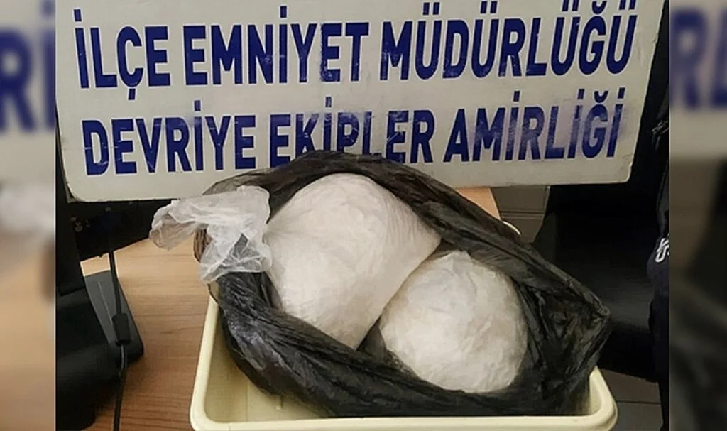 Polisten kaçmaya çalışan şüpheliler 2 kilo metamfetaminle yakalandı
